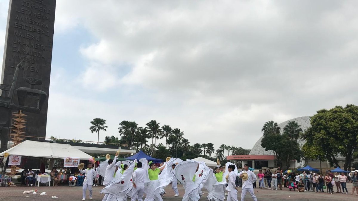 Adolescentes. El grupo La Sultana llegó desde Jipijapa a danzar el baile de la lana.