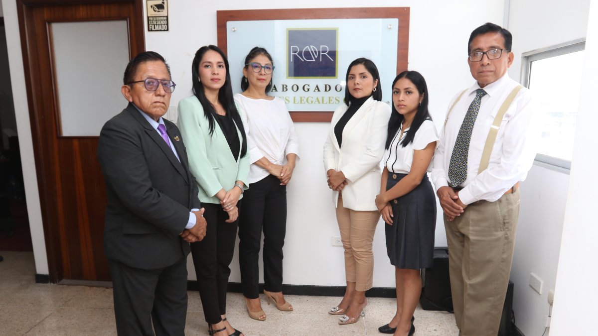 Rosa del Carmen Guaranda Morán (centro) junto a Luis Teófilo Pazmiño, Paola Jacqueline Sarmiento, Blanca Piedad Burgos, Dayanna Banchón y Rogerio Horacio Rizzo.