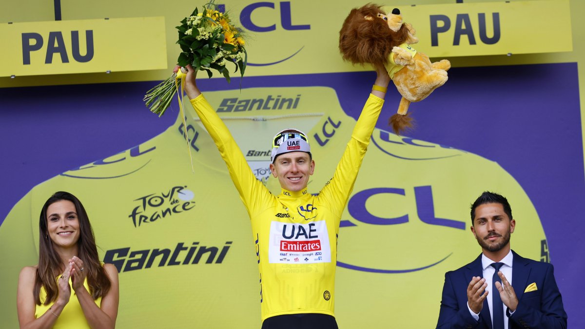 Tadej Pogacar mantiene el maillot amarillo como líder del Tour de Francia.
