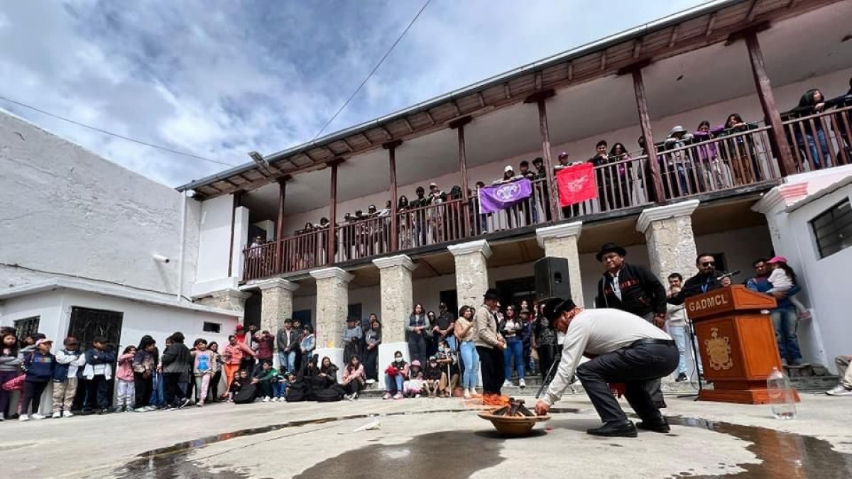 Latacunga. Los taitas realizaron un ritual para atraer las buenas energías.