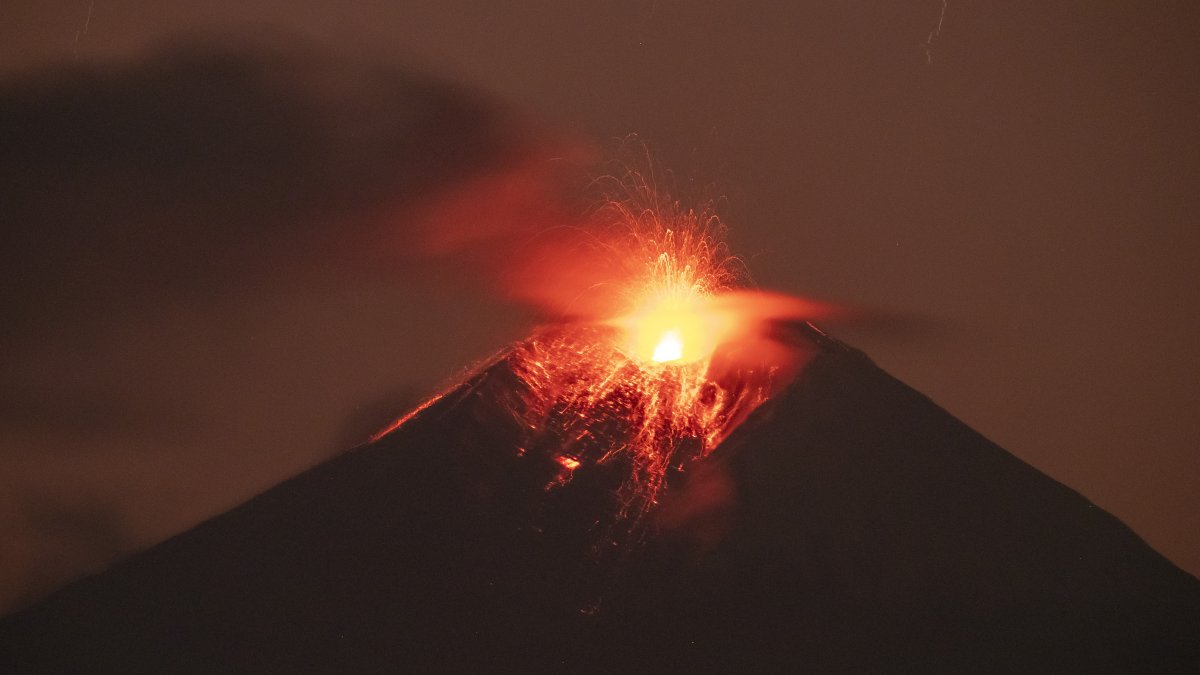 vista de la actividad eruptiva del volcán Sangay, desde la parroquia San Isidro, en el Parque Nacional Sangay, en la ciudad de Macas (Ecuador).