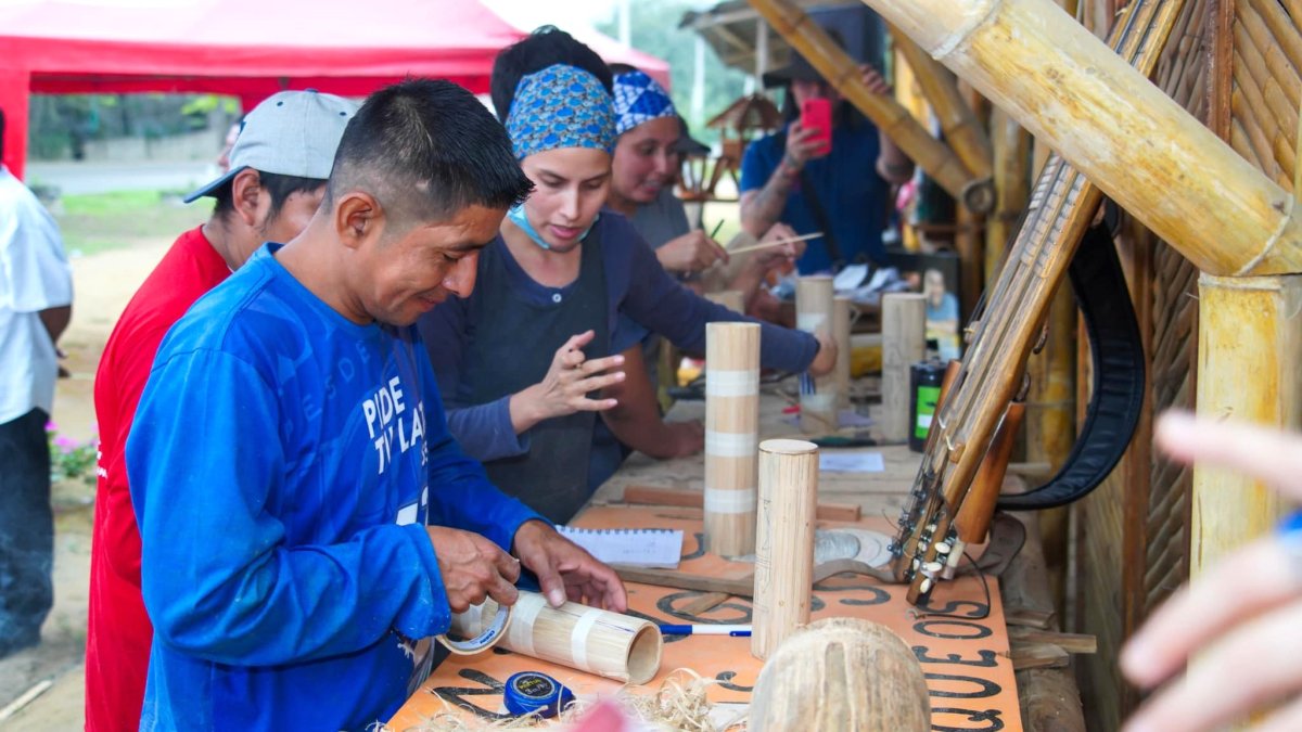 Talleres. Instructores trabajan varios instrumentos con caña.