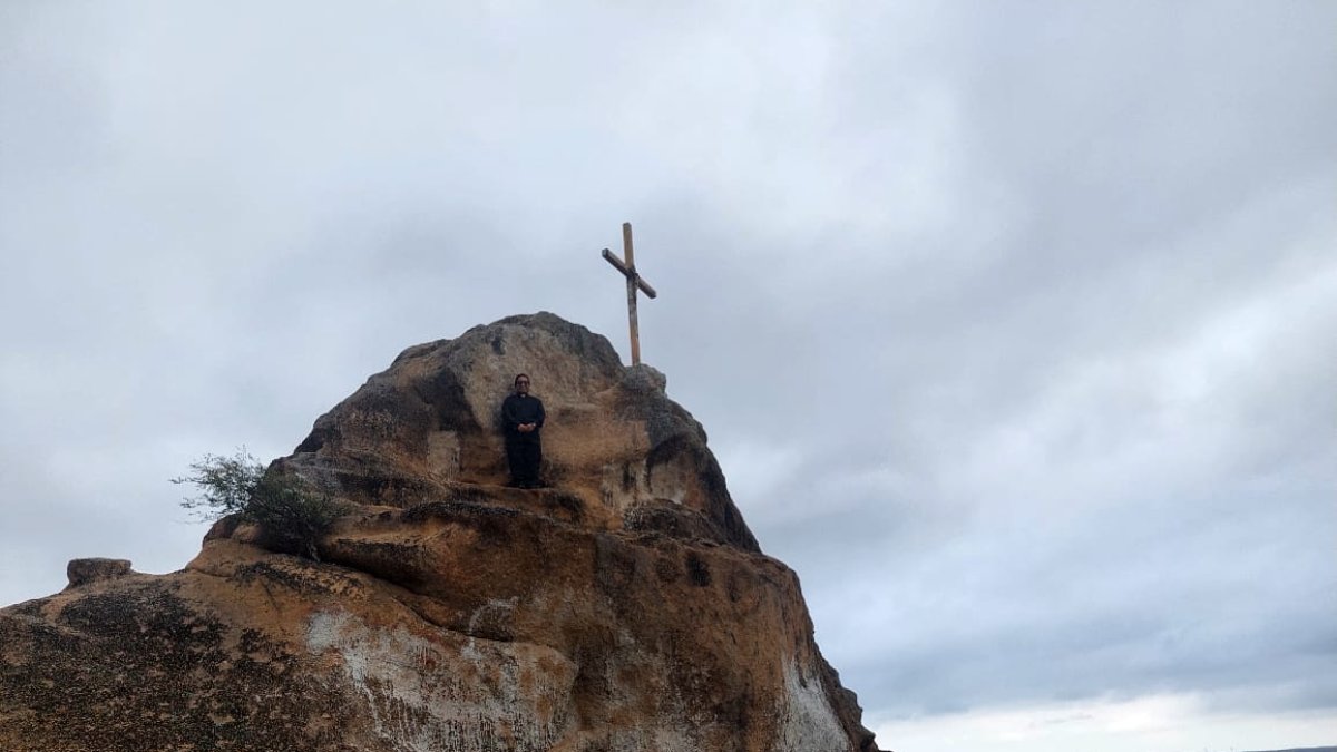 El Morro. La cruz aparece en lo alto de la gruta de la Virgen de Lourdes.