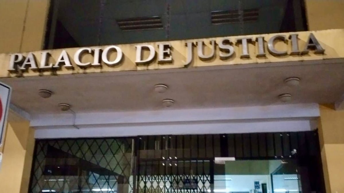 Personal de la Fiscalía allanó oficinas de dos jueces de Santo Domingo, la noche de este viernes 12 de julio.