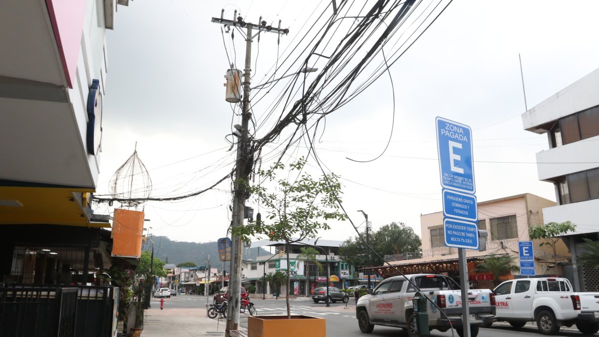 Las calles de Urdesa reflejan un gran número de espacios con cables colgando.