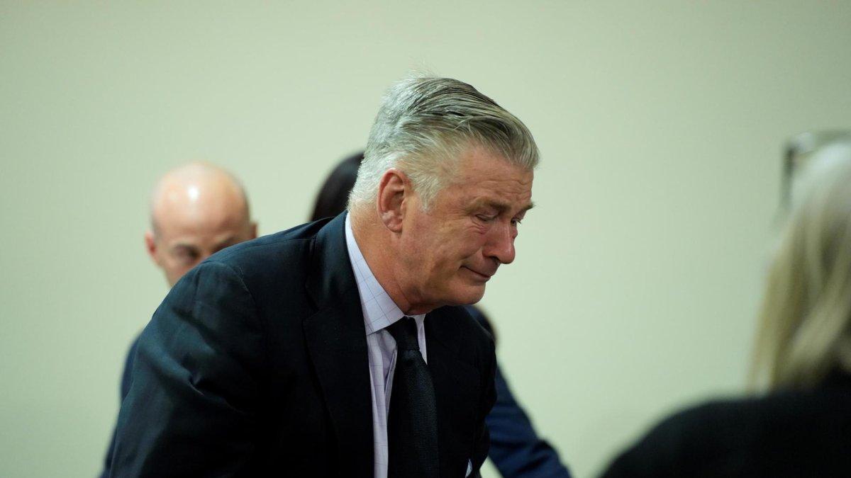 El actor estadounidense Alec Baldwin reacciona durante su juicio por homicidio involuntario en el Tribunal de Distrito del Condado de Santa Fe, en Nuevo México, Estados Unidos.