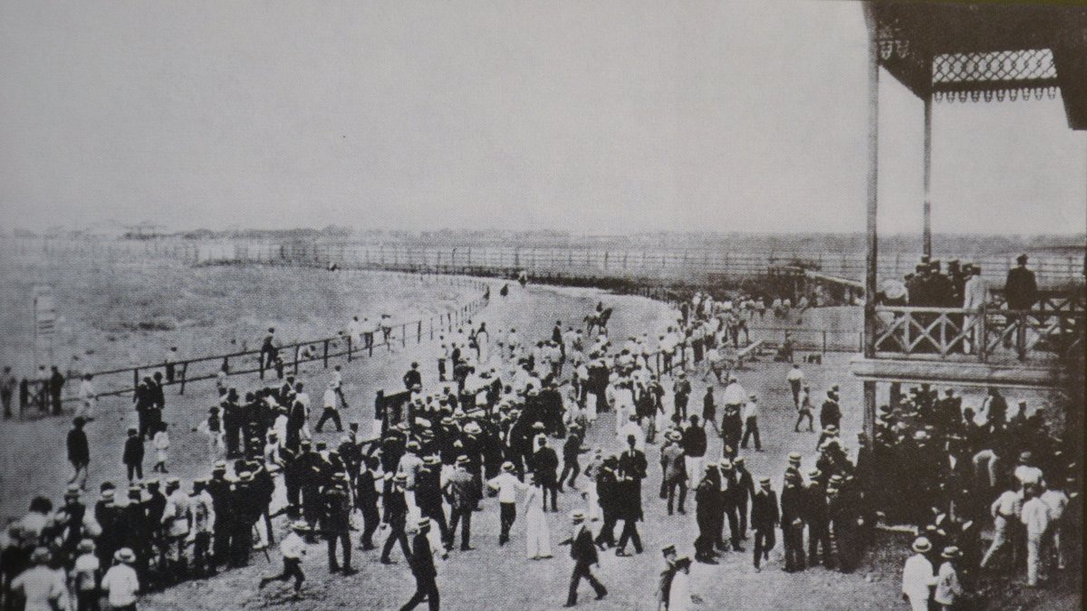 El segundo hipódromo funcionó en la hacienda La Esperanza a inicios del siglo XX. Hoy, en el sitio está ubicado el barrio del Centenario.