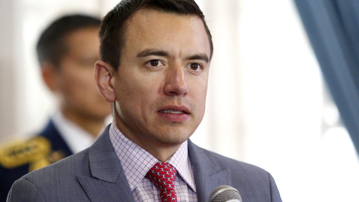 Los últimos sondeos registran una disminución de la popularidad de Daniel Noboa.