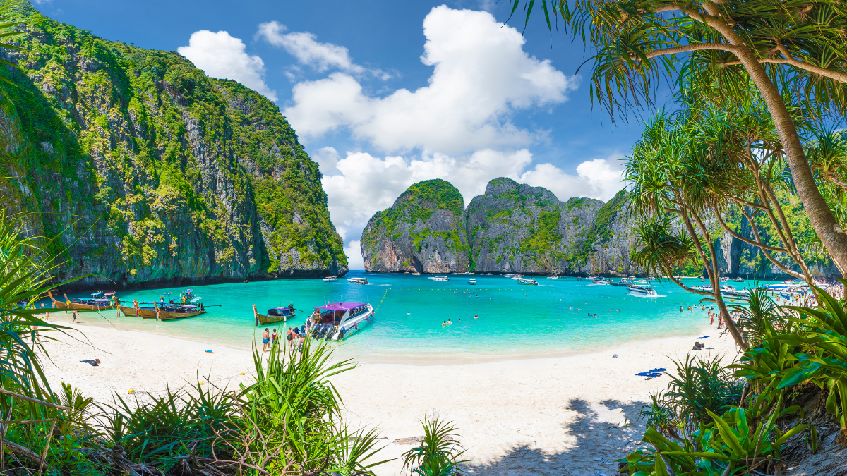 Tailandia es famoso por sus playas tropicales, los opulentos palacios reales y las ruinas antiguas.