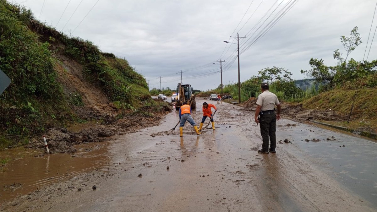El paso en la vía Baños - Puyo se vio afectado por algunas horas, debido pequeños deslizamientos causados durante las lluvias.