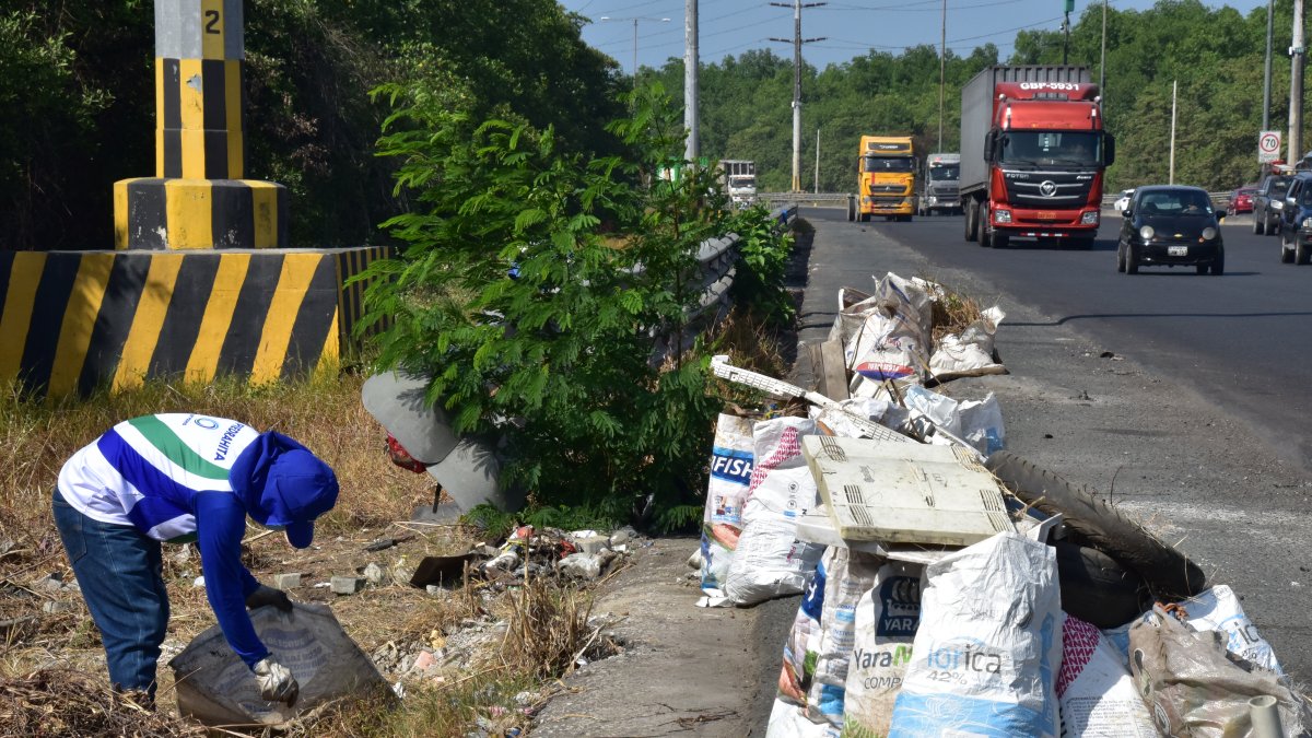 Incluso llantas de vehículos son encontradas en esta vía.