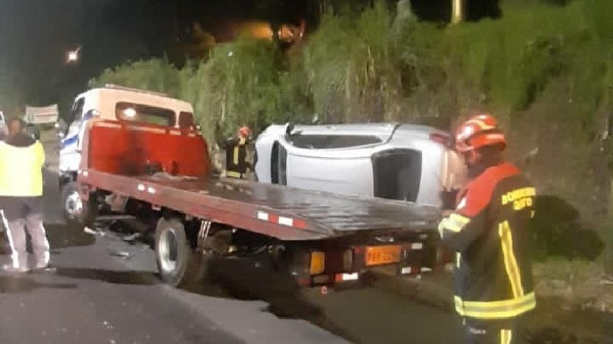 El auto se volcó en la avenida Simón Bolívar y quedó detenido sobre un costado de la carrocería.