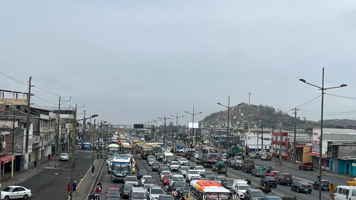 Así permanece la avenida Nicolás Lapentti, en Durán, desde temprano. Esta vía conduce precisamente al Puente de la Unidad Nacional.