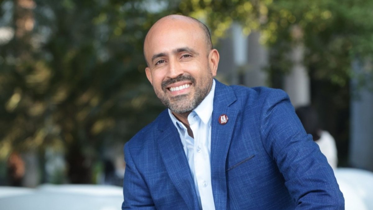 Isidro Fierro tiene 48 años de edad, y 17 como profesor y decano de la UEES.