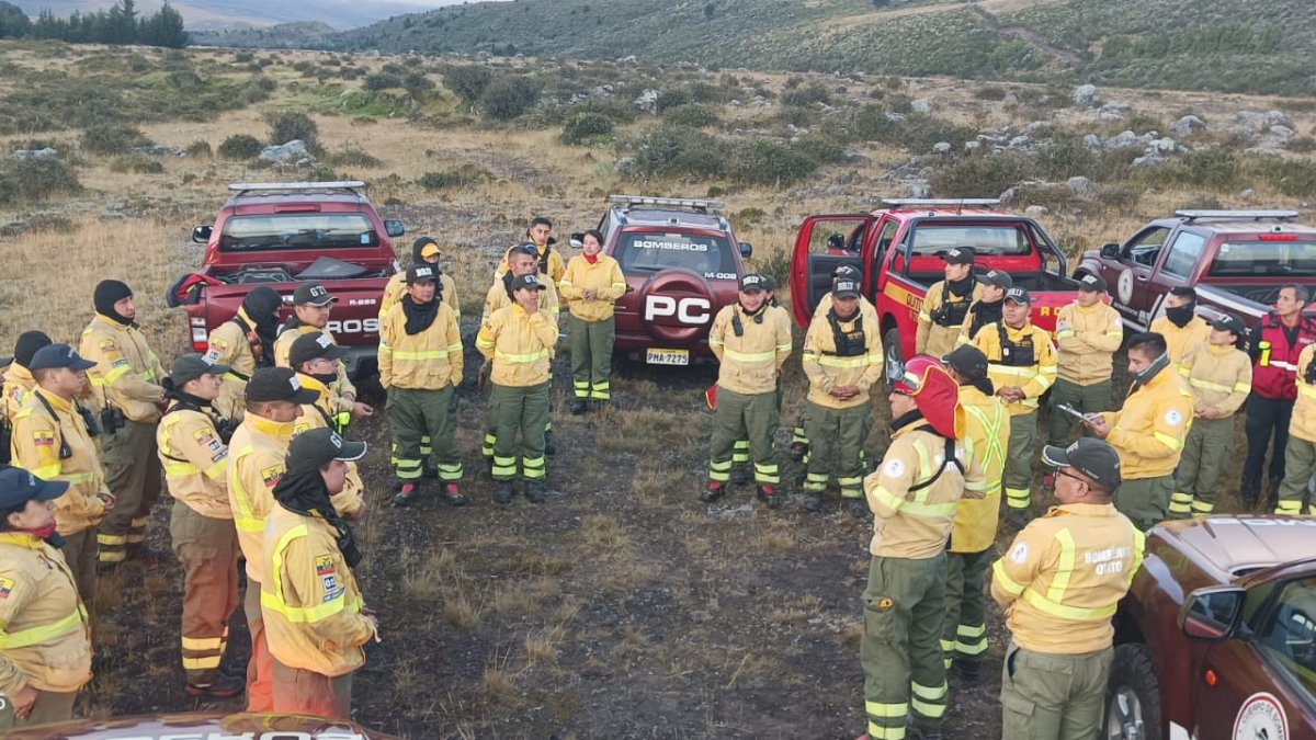 Bomberos de Quito y de Mejía combatieron el fuego en el cerro Sincholagua.
