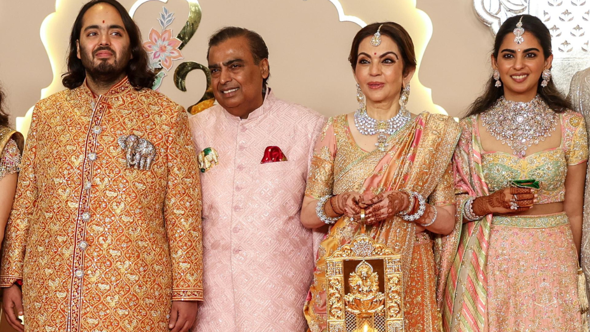 El presidente de Reliance Industries, Mukesh Ambani (2-L), su esposa Nita Ambani (2-R), su hija Isha Ambani (R) y su hijo y novio Anant Ambani (L) posan para fotografías antes de la boda de Anant en Mumbai, India