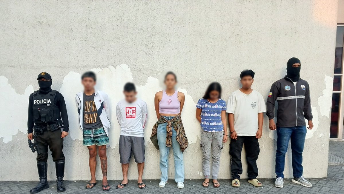 Fueron capturados tres hombres y dos mujeres.