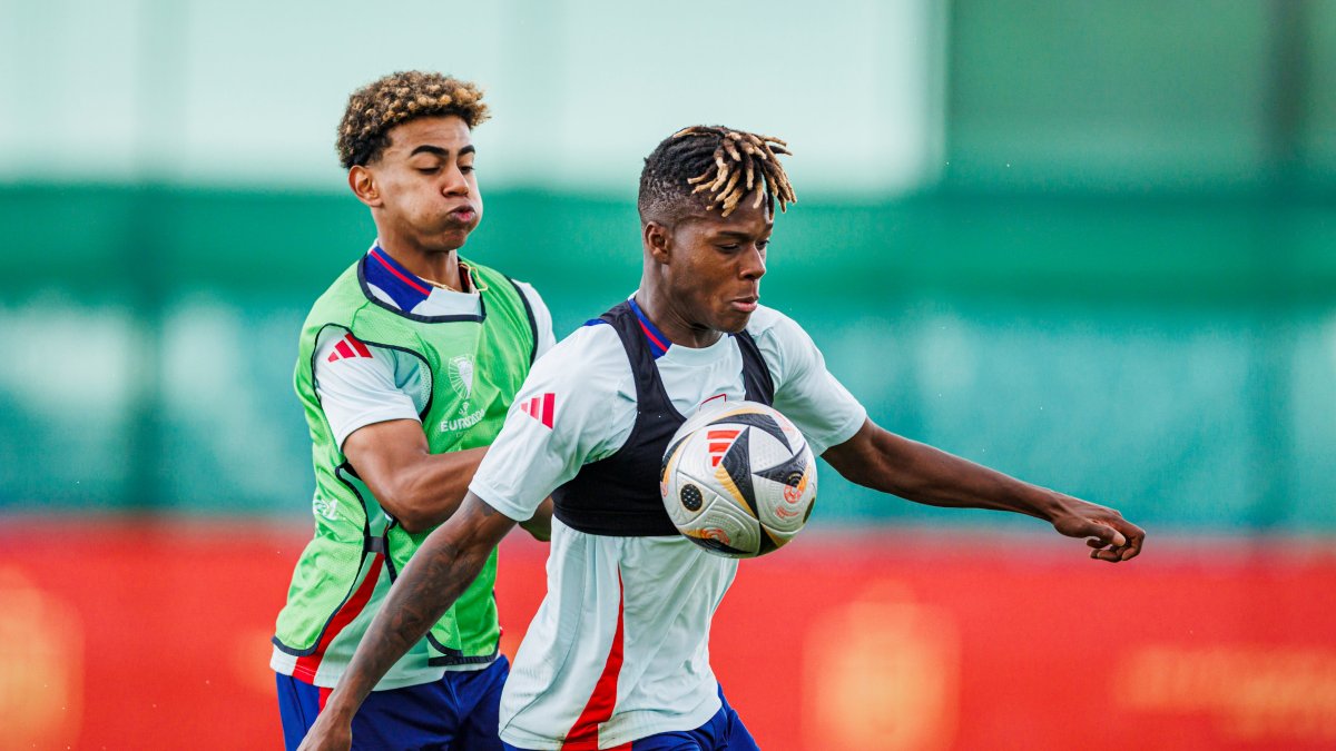 Los extremos Nico Williams (d) y Lamine Yamal dirigirán el ataque de la selección de España por las bandas.