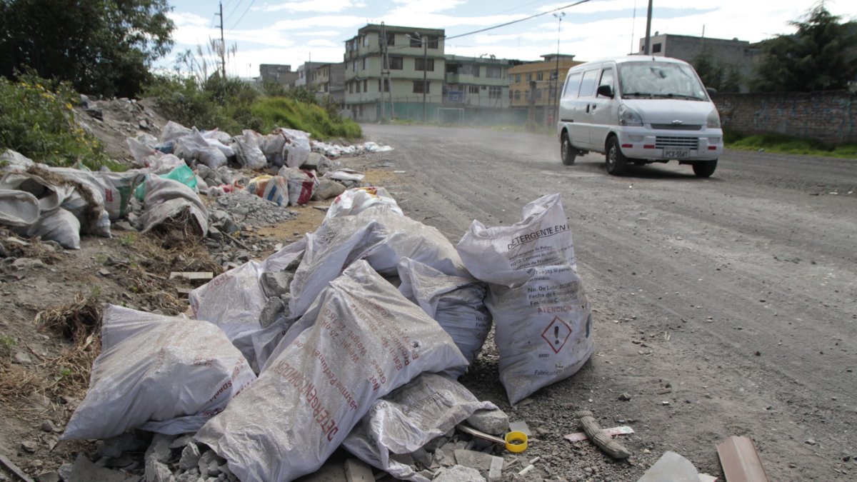Los vecinos de la calle Manglar Alto, en el sur de la ciudad, viven entre basura y escombros.