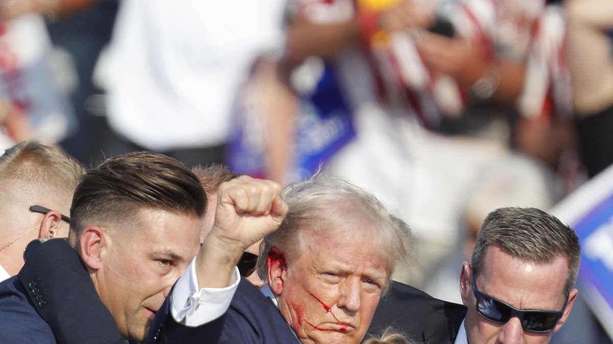 El expresidente estadounidense, Donald Trump, es sacado del escenario por el servicio secreto después de un incidente durante un mitin de campaña en Butler Farm Show Inc. en Butler, Pensilvania.