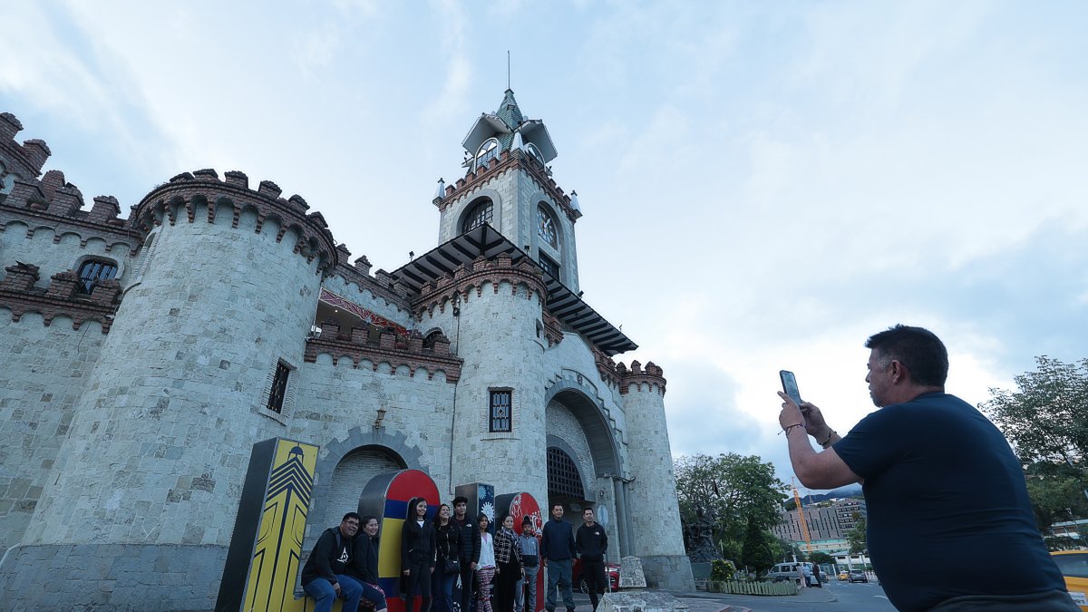 La Puerta de Entrada de la ciudad de Loja atrae a turistas.