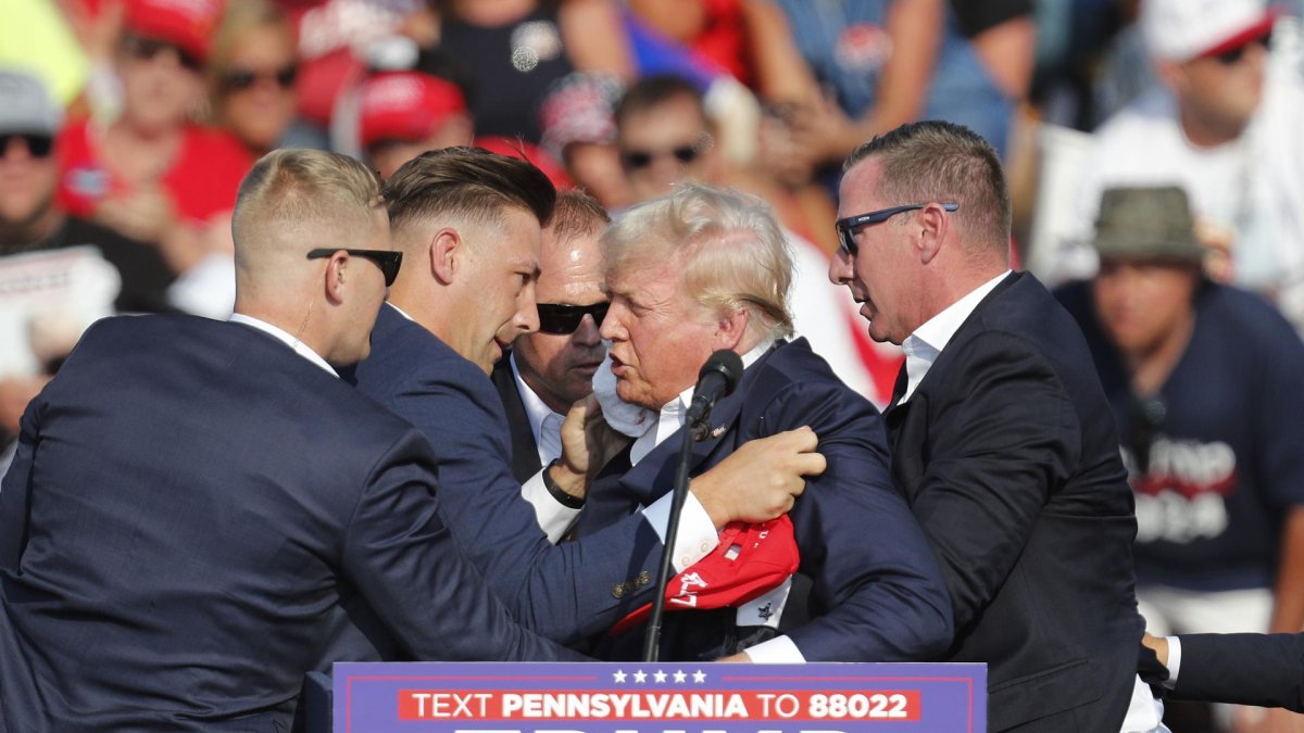 El ex presidente de los Estados Unidos, Donald Trump, es sacado del escenario por un servicio secreto después de un incidente durante un mitin de campaña en el Butler Farm Show Inc. en Butler, Pensilvania.