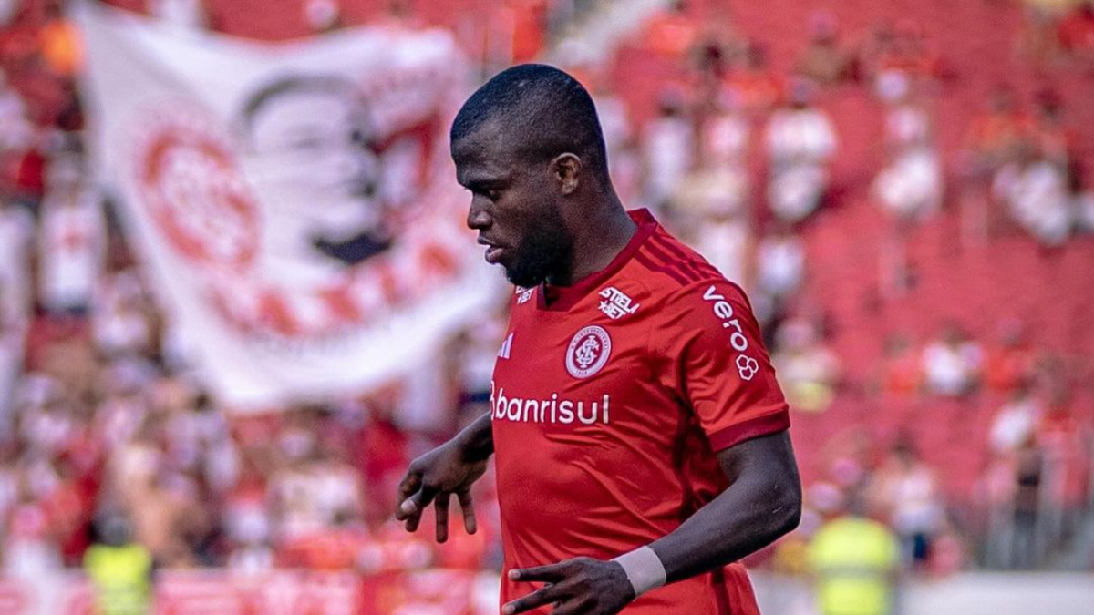 Hincha de Internacional intentó agredir a Enner Valencia.