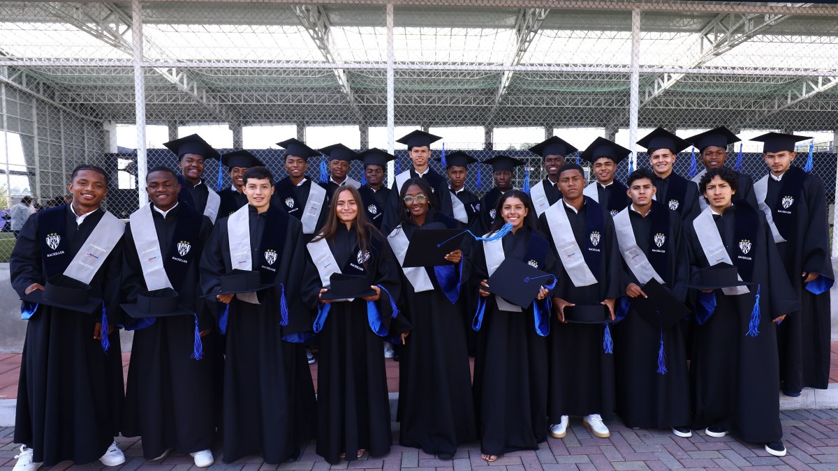Los estudiantes de la tercera generación del colegio ReiventED IDV lucieron felices al estar con las tradicionales capas y birretes para su ceremonia de graduación.