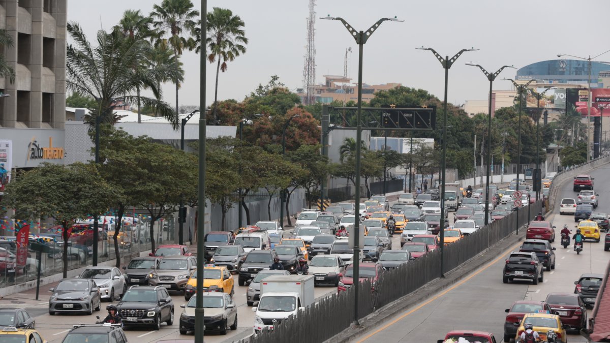 El tráfico que experimentan en la ciudad los guayaquileños es, a juicio de los habitantes, uno de los principales problemas que debe ya ser solucionado.