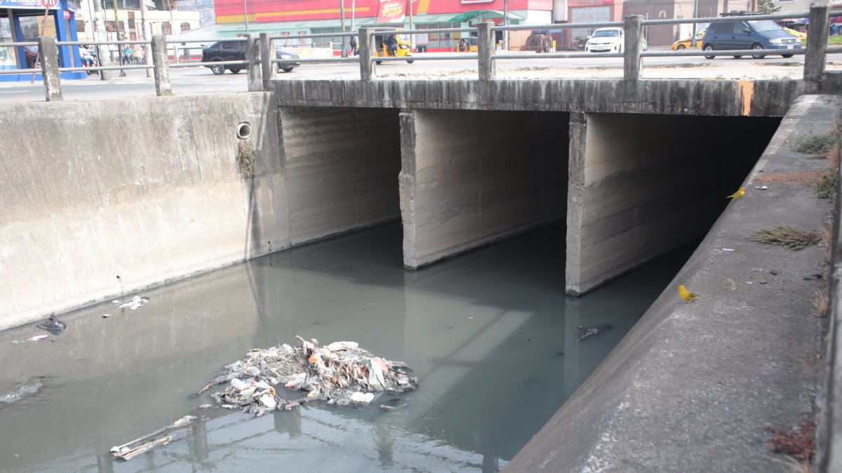 En Guayaquil, los vecinos denuncian canales llenos de basura y agua acumulada, condiciones que pueden favorecer la reproducción de mosquitos.