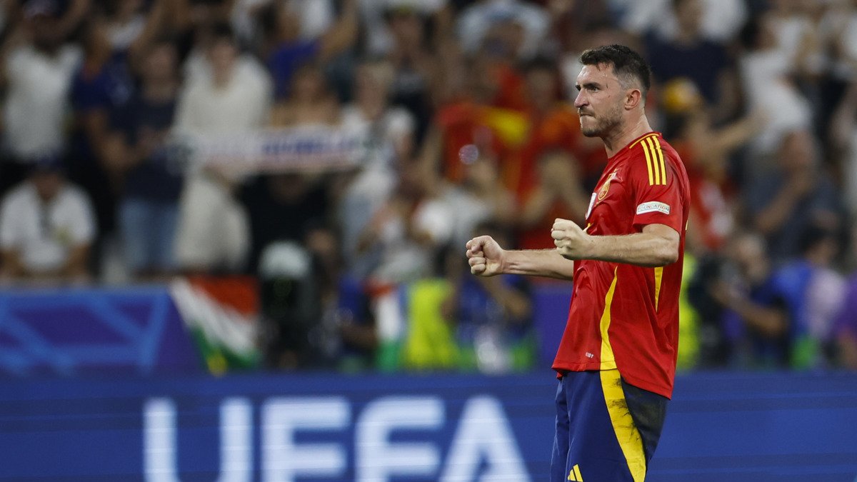 El español Aymeric Laporte al final del partido de fútbol de la semifinal de la Eurocopa 2024 entre España y Francia en el estadio Allianz Arena de Munich, Alemania.