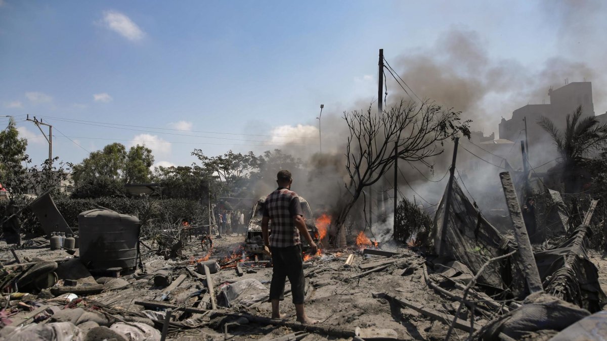 Palestinos inspeccionan la escena después de una incursión israelí contra las tiendas de campaña de los desplazados en la zona de Al Mawasi de Jan Yunis.