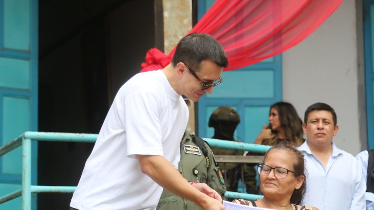 Daniel Noboa entregó bonos de desarrollo a los beneficiarios en Montecristi, el pasado 9 de julio de 2024.