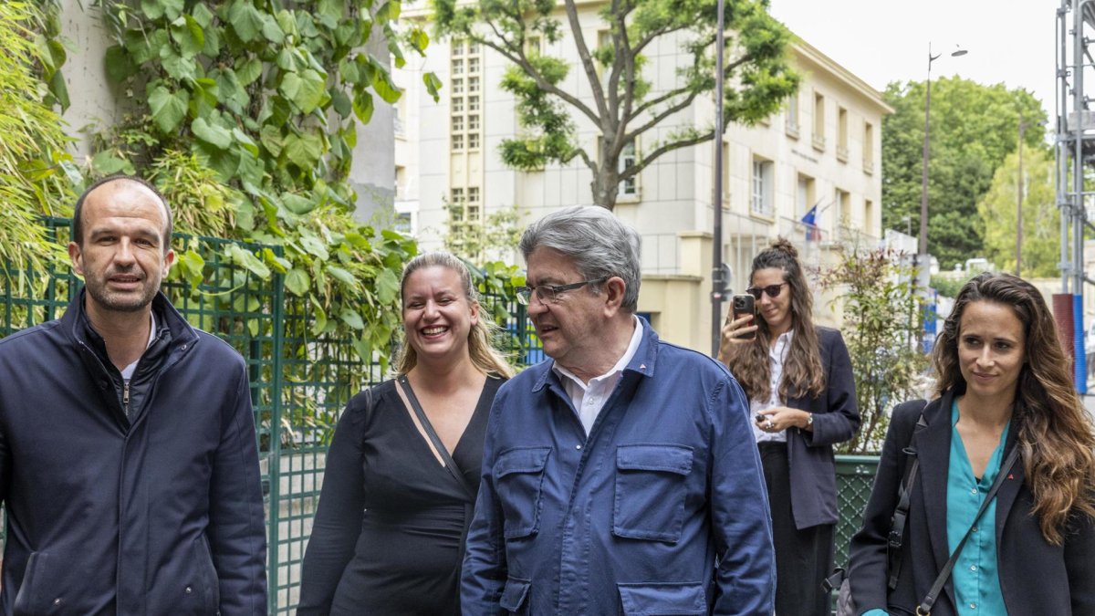 El presidente de LFI, Manuel Bompard (i); la reelecta diputada de LFI, Matilde Panod, el líder de LFI, Jean-Luc Melenchon y la reelecta diputada de LFI Clemence Guette, en París.