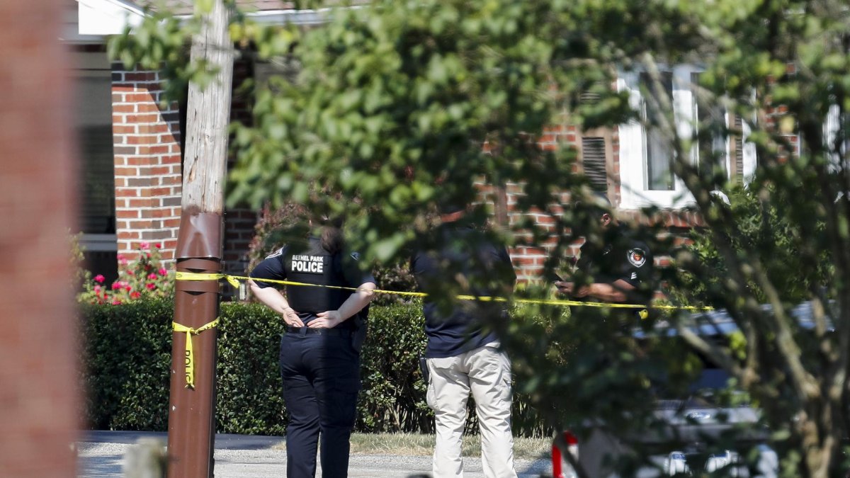 Oficiales del FBI cercaron el perímetro de la casa de Thomas Crooks, acusado de atentar contra el expresidente estadounidense Donald Trump.