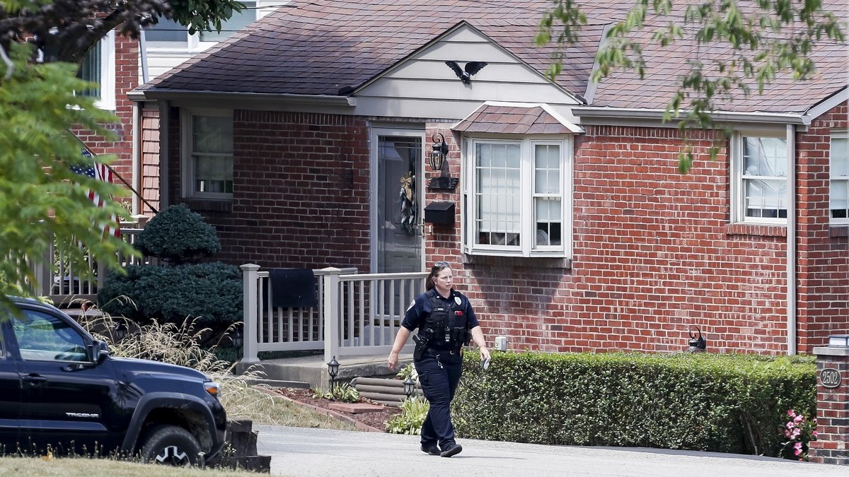 Un policía camina cerca de la casa de Thomas Matthew Crooks, de 20 años, identificado por el Buró Federal de Investigaciones (FBI) como la persona que intentó asesinar al expresidente Donald J. Trump.