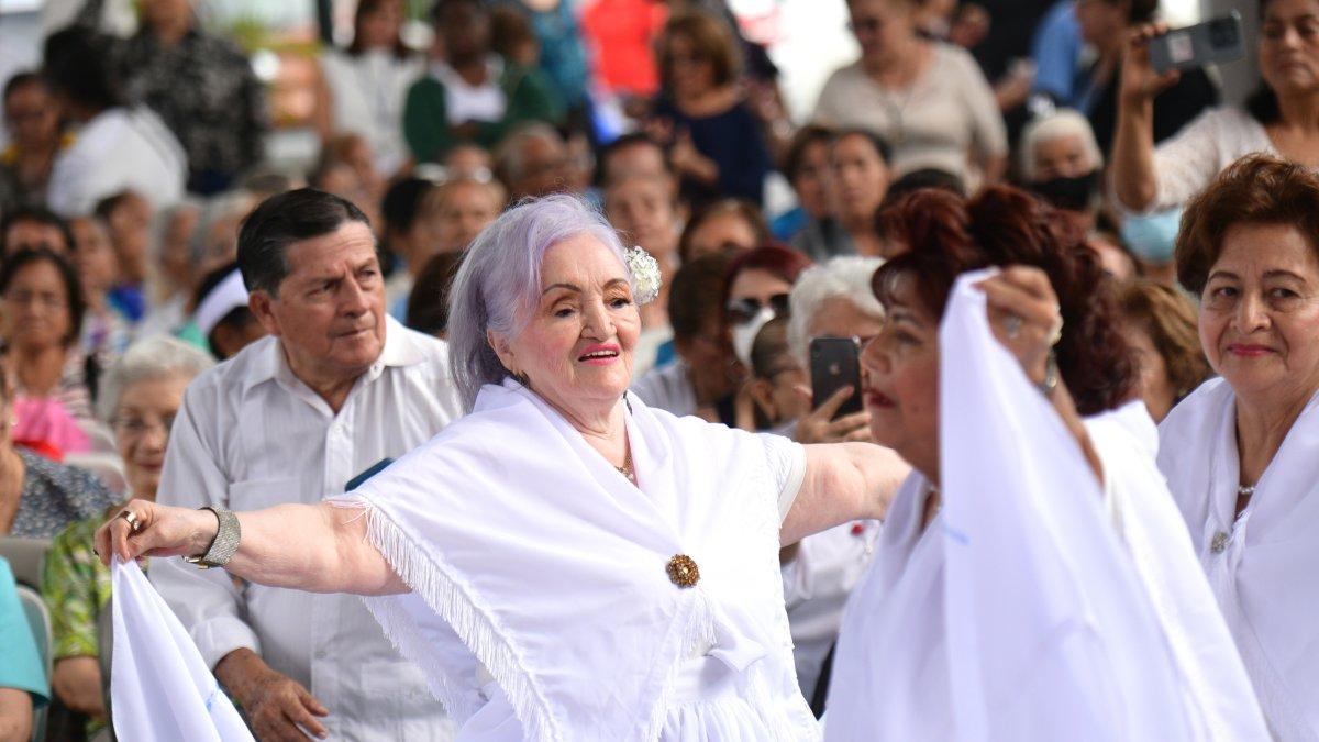 Los integrantes de centro gerontológico Dr Arsenio de la Torre Marcillo en el momento que bailaron frente al público.