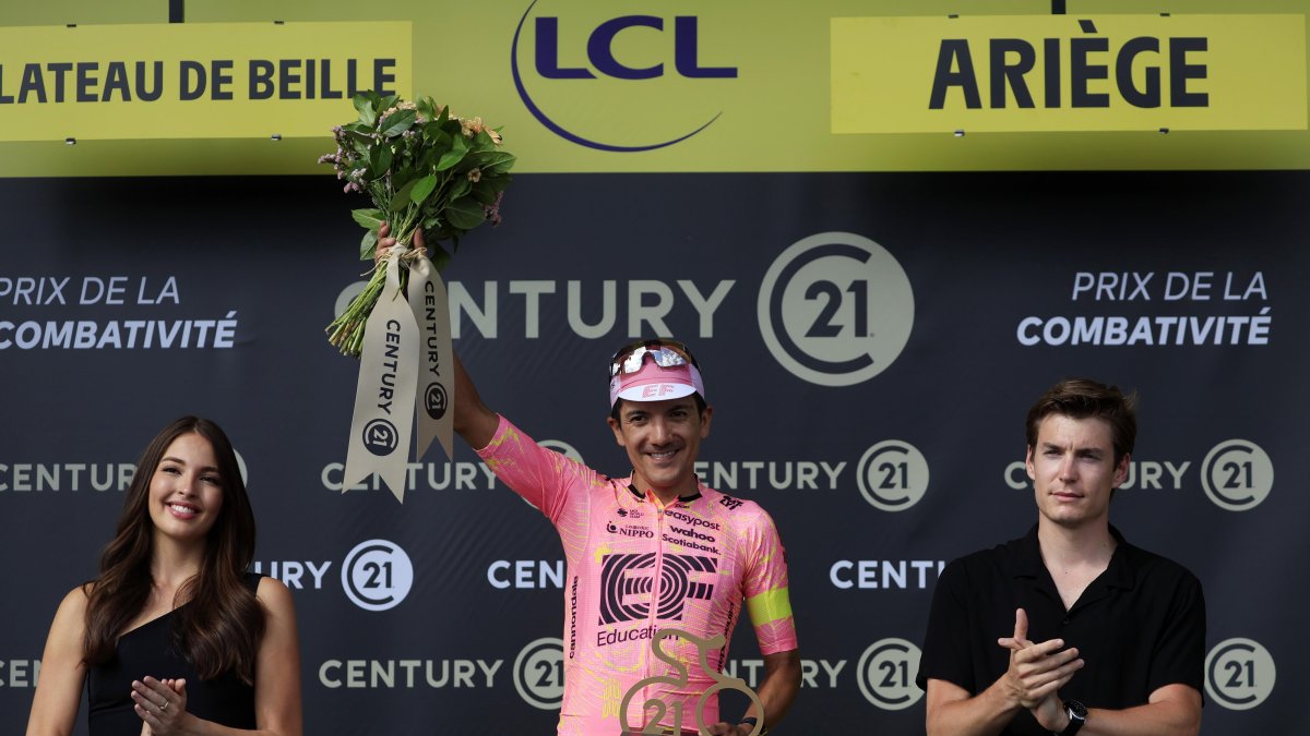 Richard Carapaz se subió al podio para recibir el premio como el más combativo de la etapa.