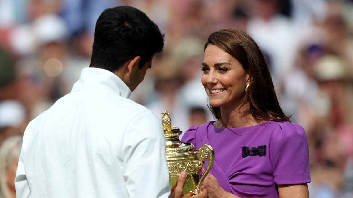 El español Carlos Alcaraz recibe el trofeo de manos de la princesa de Gales, Kate Middleton