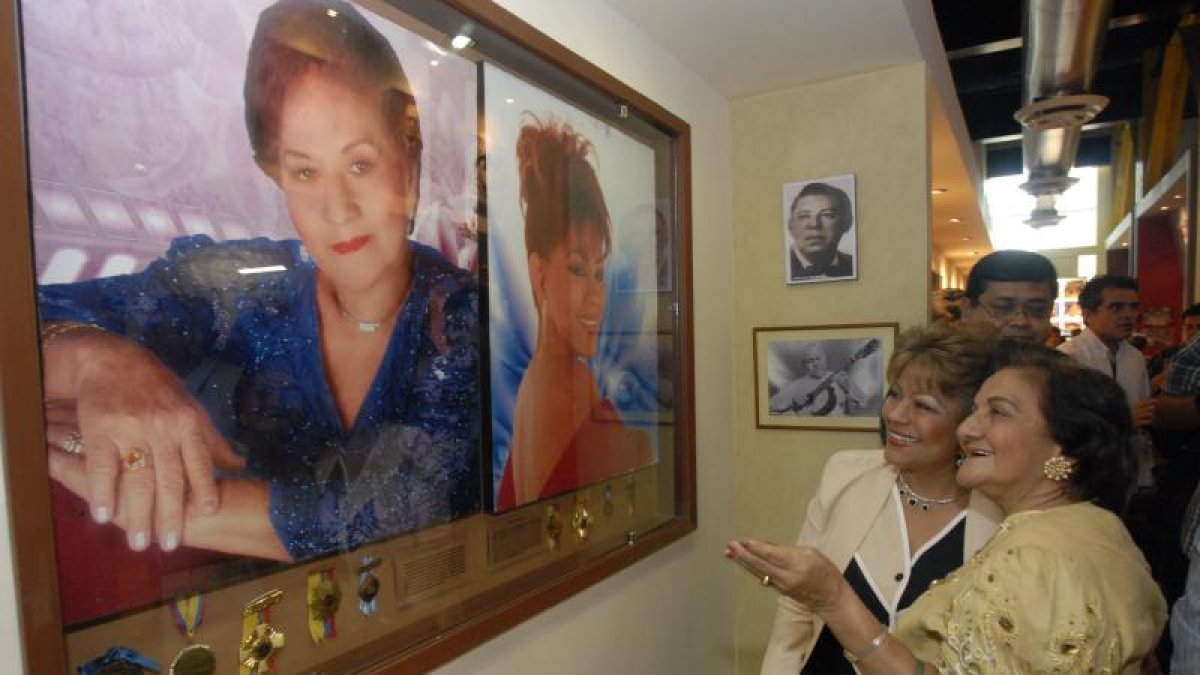 Fresia Saavedra con su hija, Hilda.