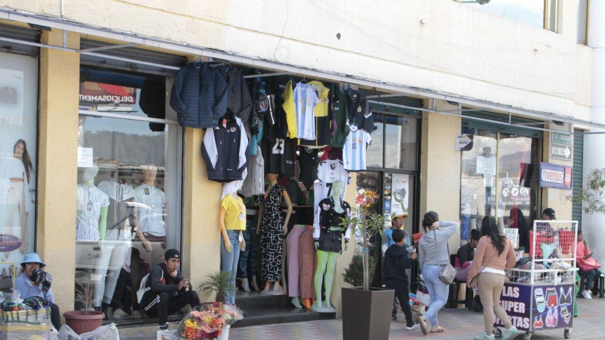 En Tumbaco se palpa el desempleo, las ventas informales se toman gran parte del centro y otros esperan por un trabajo.