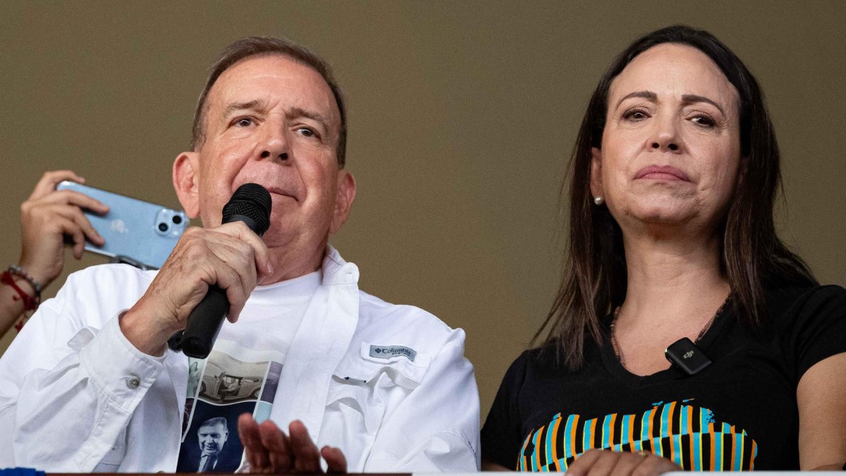 El candidato a la presidencia de Venezuela, Edmundo González, habla junto a la líder opositora María Corina Machado durante un acto de campaña, este 14 de julio de 2024.