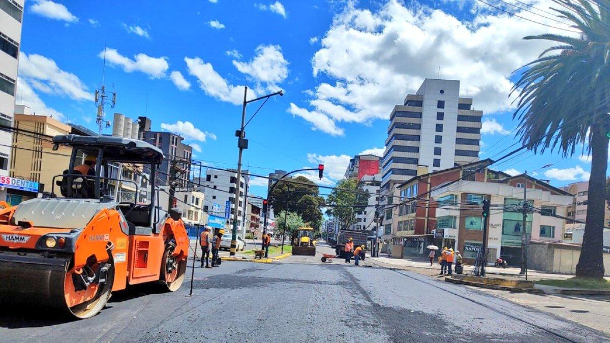 En la avenida Diego de Almagro, en el norte, se realiza el mantenimiento de la calzada.