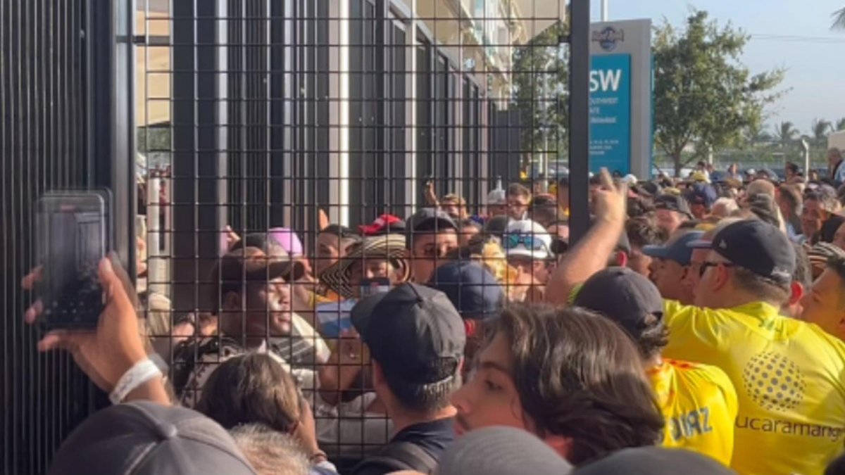 Una avalancha de aficionados con camisetas de la selección de Colombia obligó a cerrar temporalmente el acceso al estadio Hard Rock.
