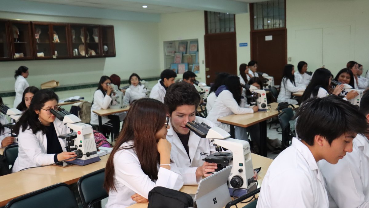 Capacitación. Estudiantes de Medicina asisten a uno de los laboratorios en la Universidad Central.
