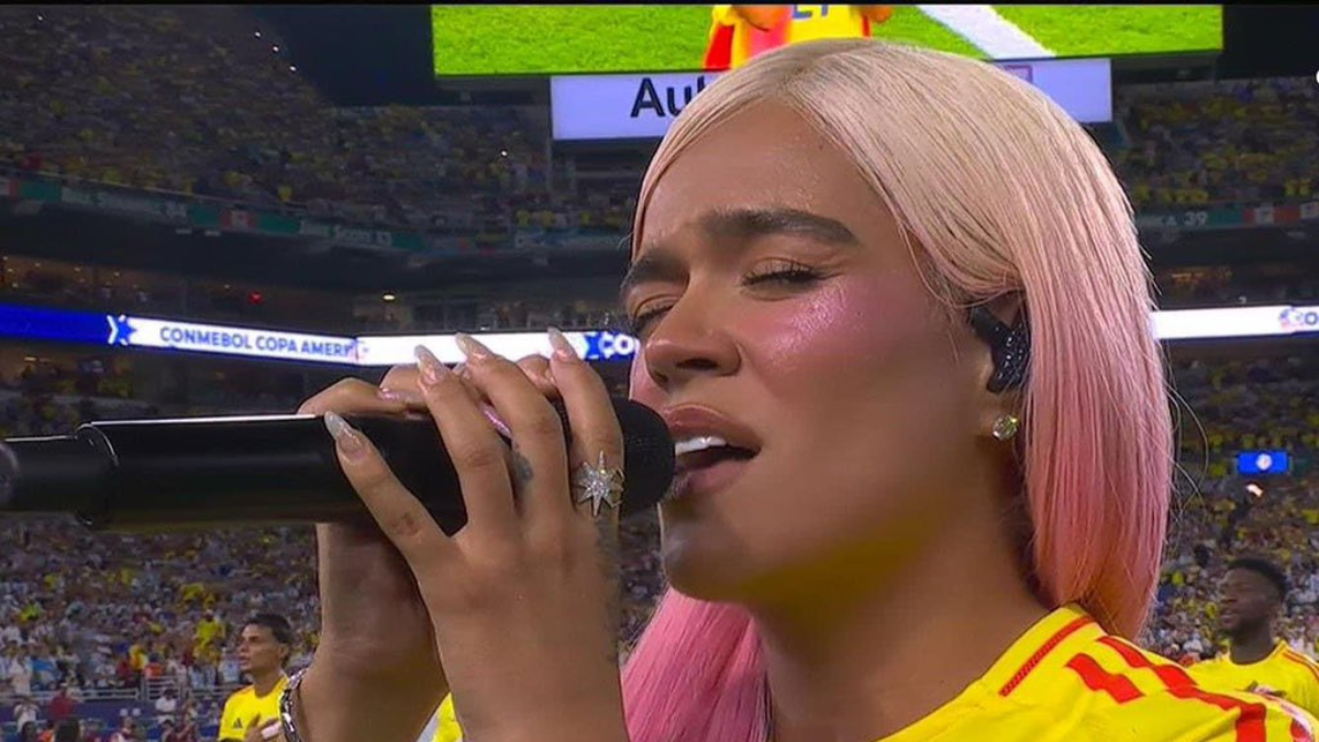Karol g cantando el Himno Nacional.