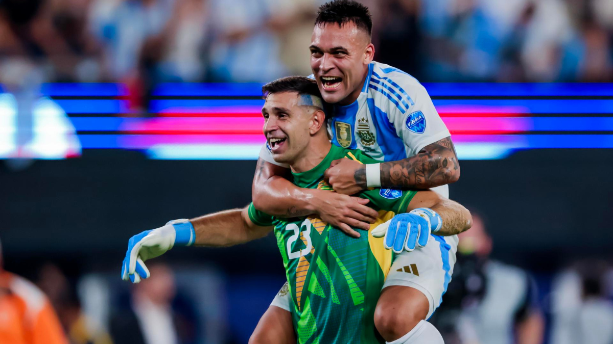 El portero Emiliano Martínez (I) de Argentina celebra con Lautaro Martínez (D) en la Copa América.
