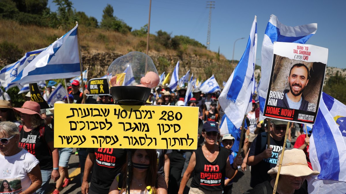 Familiares de rehenes israelíes retenidos por Hamas en Gaza y sus partidarios en una marcha de protesta pidiendo la liberación de los rehenes.