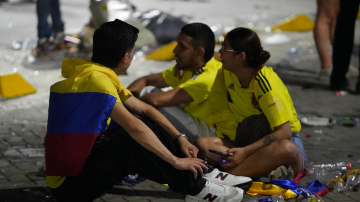 Hinchas de la selección colombiana de fútbol se lamentan en las calles tras la derrota ante Argentina.