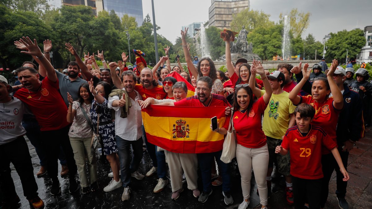 Hinchas españoles durante los festejos por el campeonato de la Eurocopa.